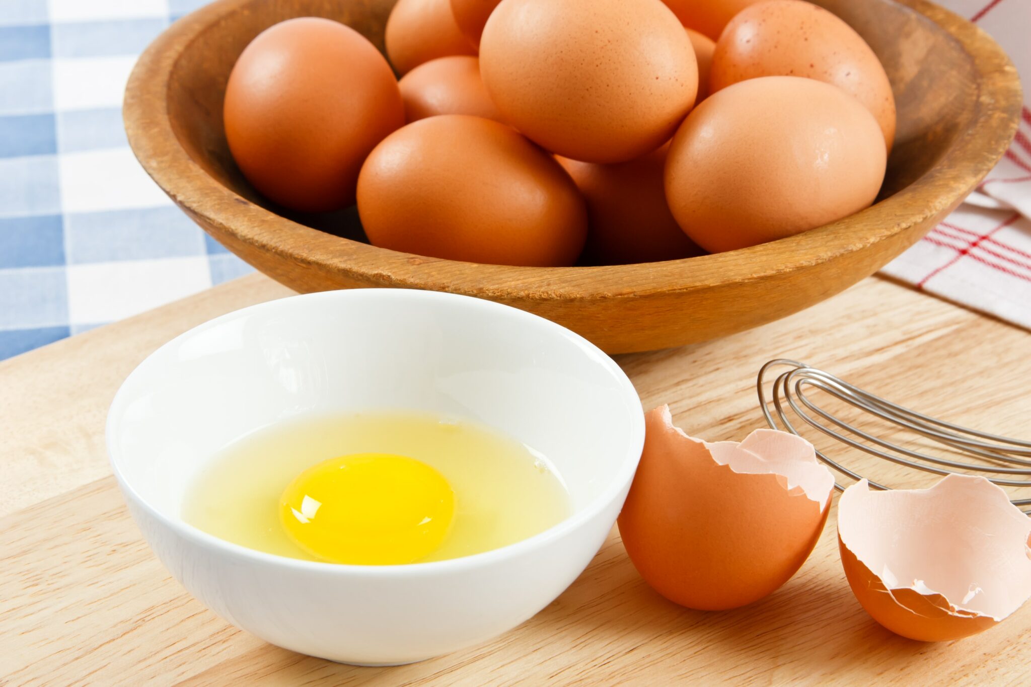 Что будет если съесть сырое яйцо. Яйцо куриное. Сырое яйцо. Сырое куриное яйцо. Яйца и яичные продукты.